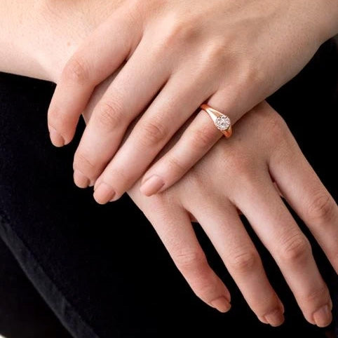 18KY Tessa Circle Signet Ring