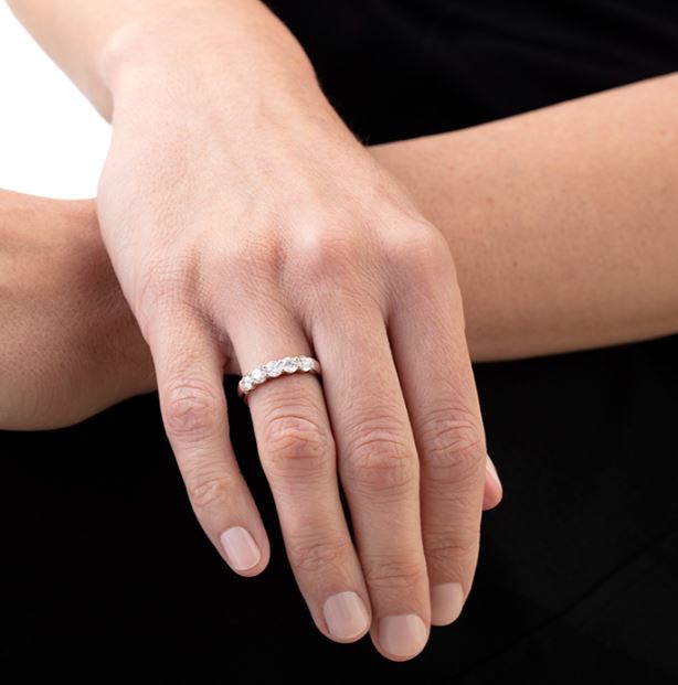 18KW Signature 5 Stone Band