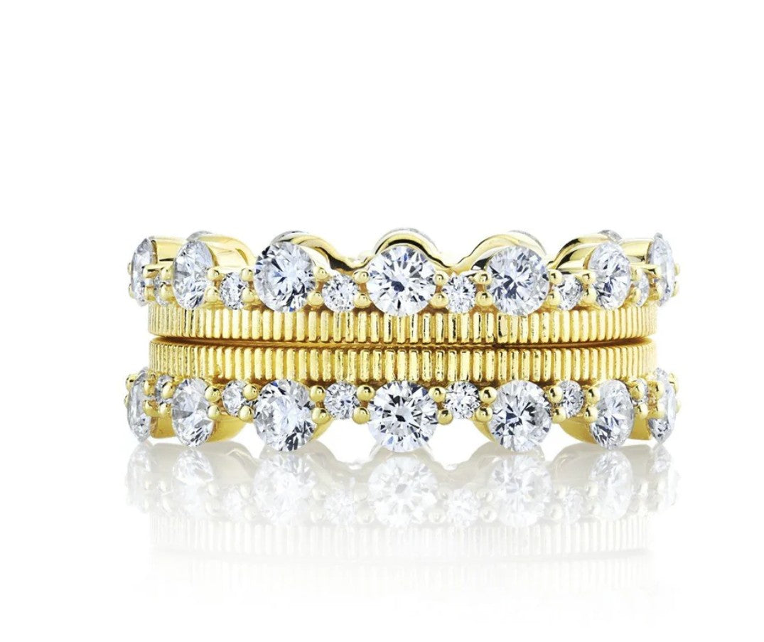 18KY Diamond With Strie Detail Guard Bands