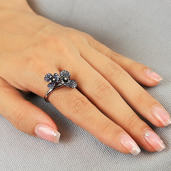 18KW BLUE SAPPHIRE AND DIAMOND FLORAL RING