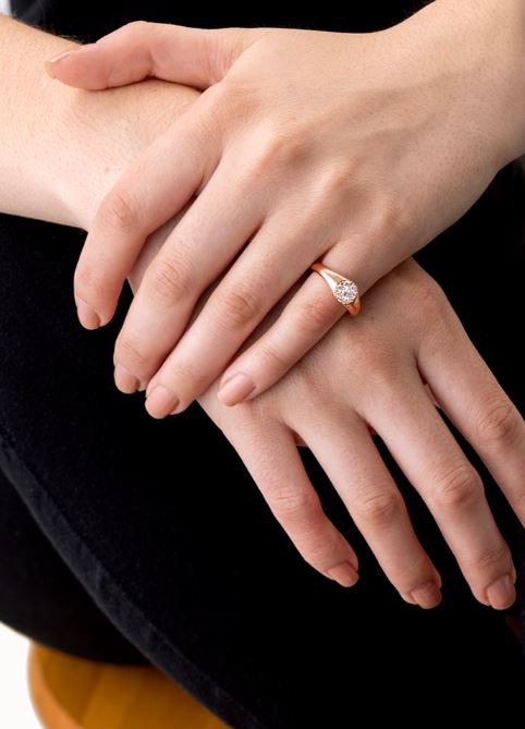 18KY Tessa Circle Signet Ring