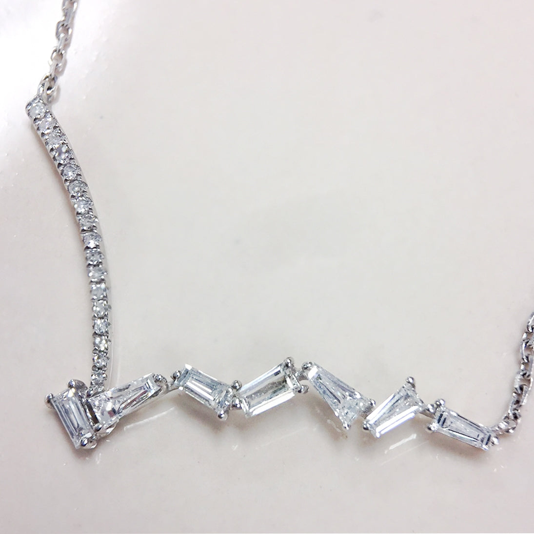18KY "V" DIAMOND DECORATIVE NECKLACE